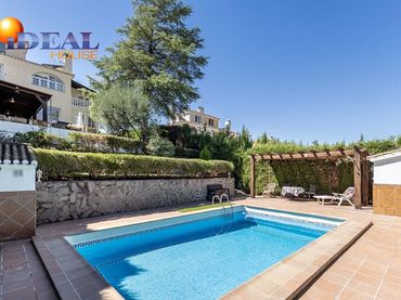 House with pool for sale in Altos de la Zubia