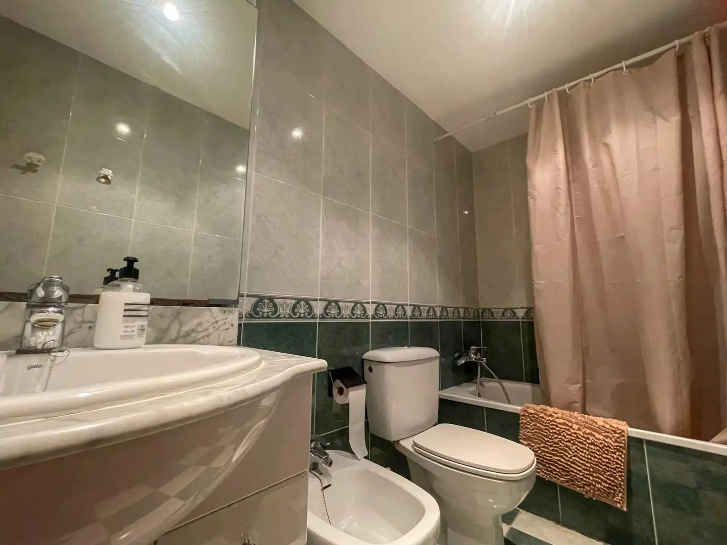 Baño de Piso para compartir en Moncada con Amueblado y Balcón