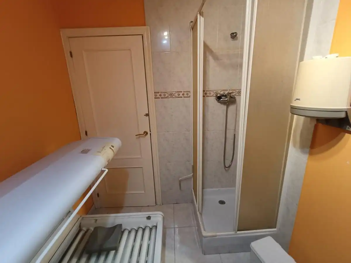 Badezimmer von Wohnung zum Verkauf in Llanes mit Heizung, Terrasse und Abstellraum