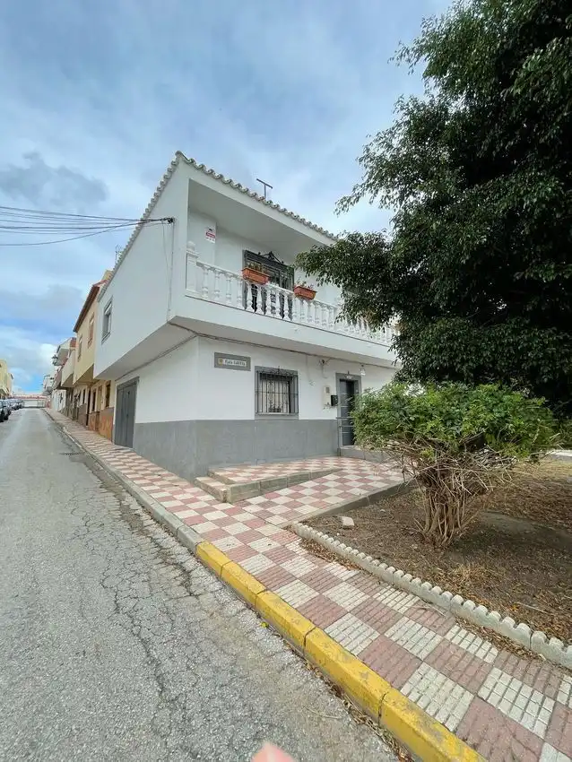 Vista exterior de Casa adosada en venda en Los Barrios