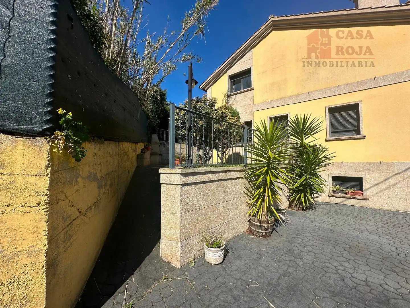 Vista exterior de Casa o xalet en venda en Cangas  amb Calefacció, Terrassa i Traster