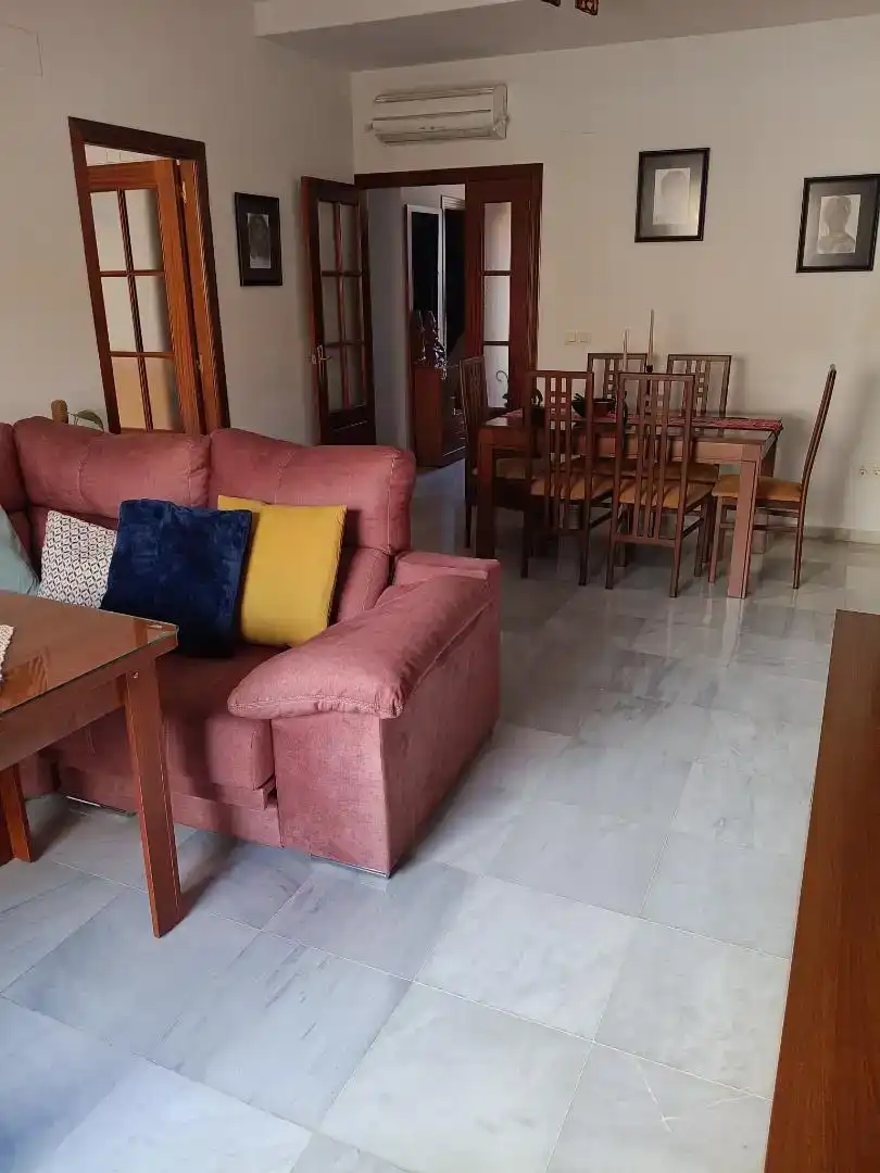 Sala d'estar de Casa adosada en venda en La Rinconada amb Aire condicionat i Balcó