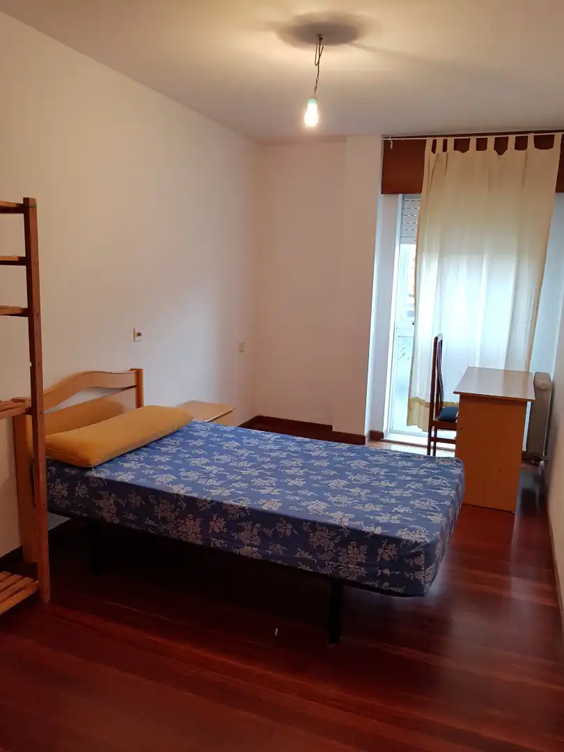 Habitación de Piso de alquiler en Santiago de Compostela  con Calefacción, Parquet y Amueblado