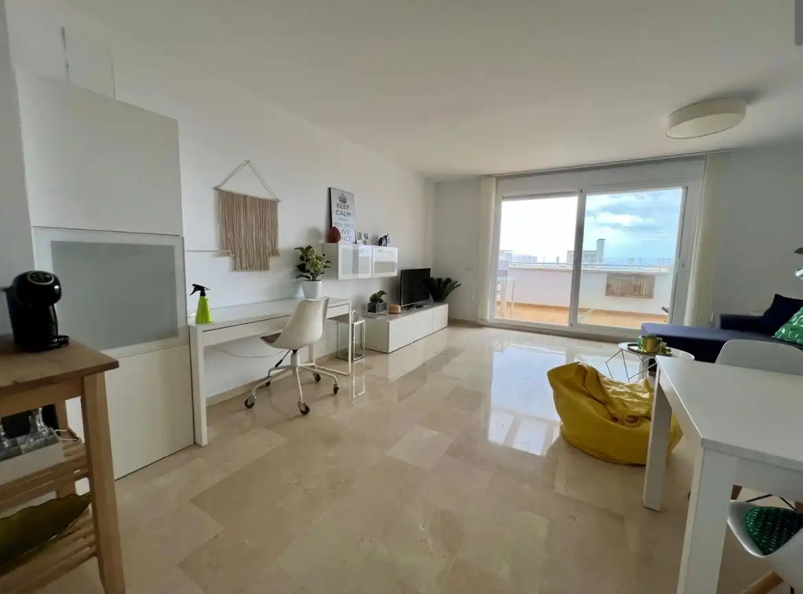 Sala d'estar de Pis en venda en Benalmádena amb Aire condicionat, Terrassa i Moblat
