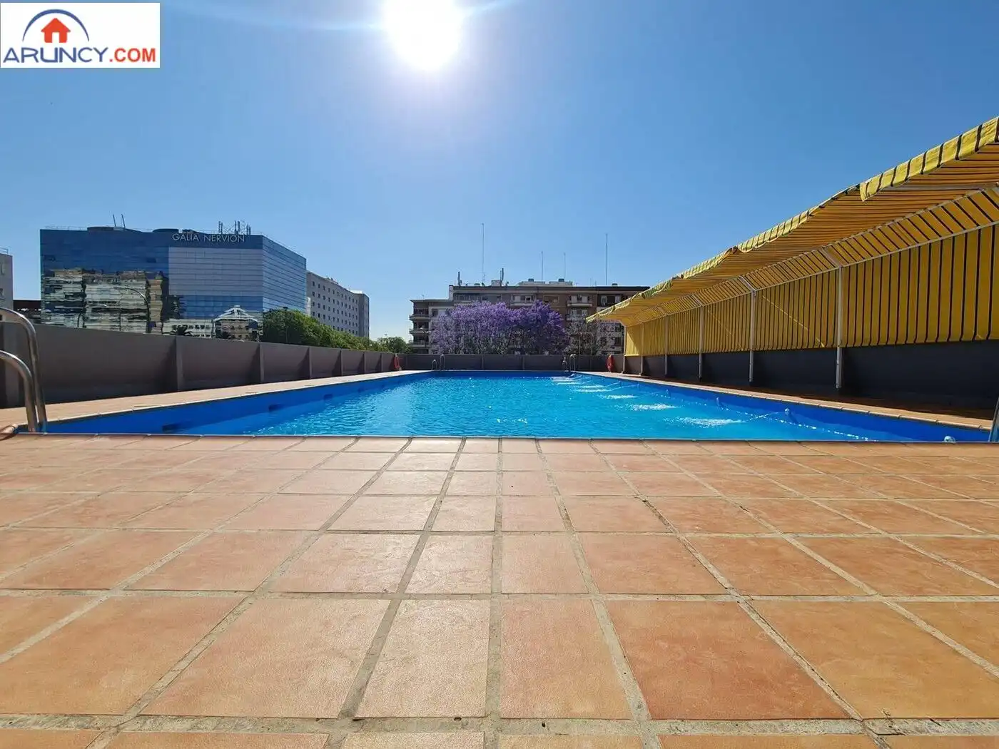 Schwimmbecken von Wohnung zur Miete in Sevilla mit Klimaanlage, Privatgarten und Parkett