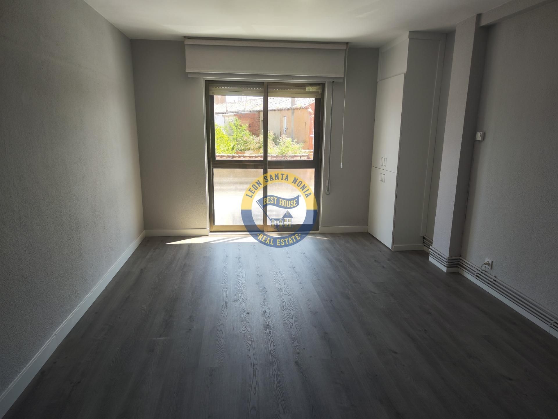 Dormitori de Apartament en venda en León Capital  amb Calefacció i Traster