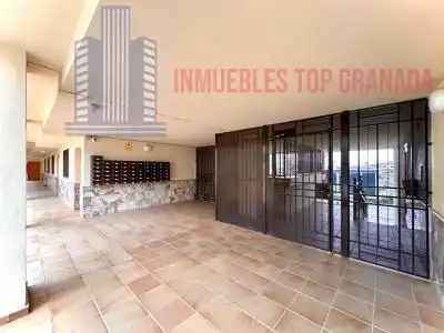 Vista exterior de Pis en venda en Churriana de la Vega amb Traster i Piscina comunitària