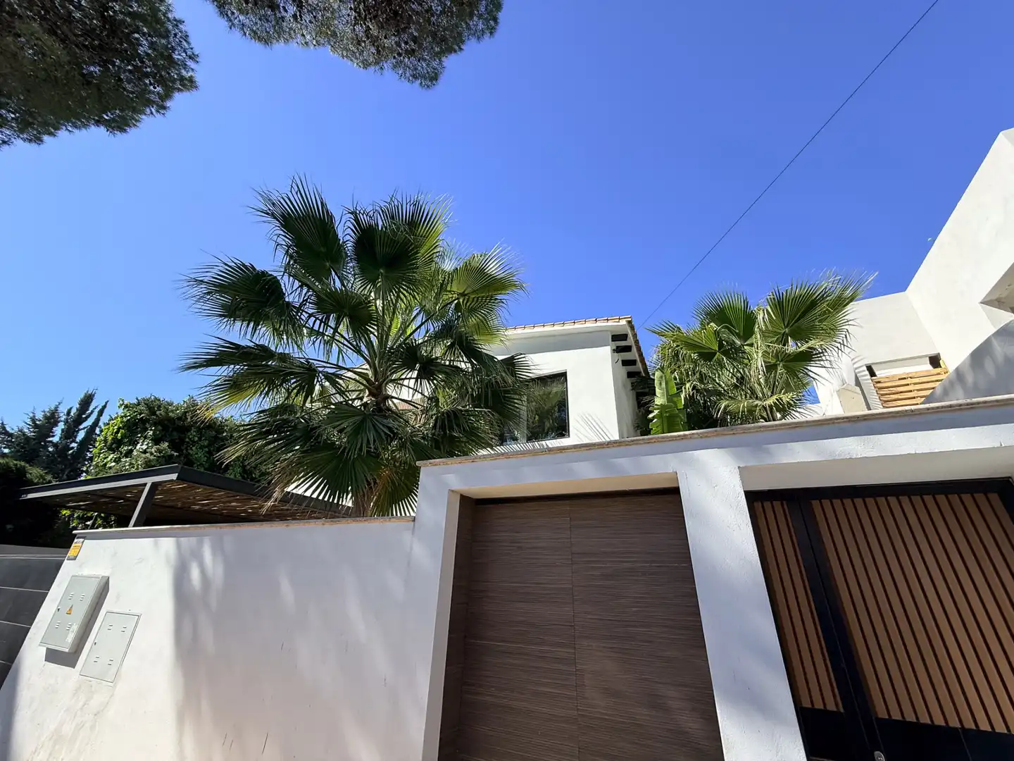 Vista exterior de Casa o xalet en venda en Marbella amb Aire condicionat, Jardí privat i Terrassa