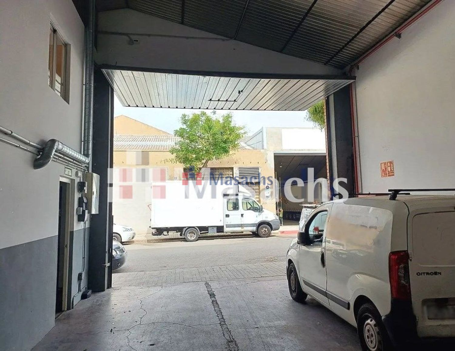 Vista exterior de Nau industrial de lloguer en Sabadell amb Alarma