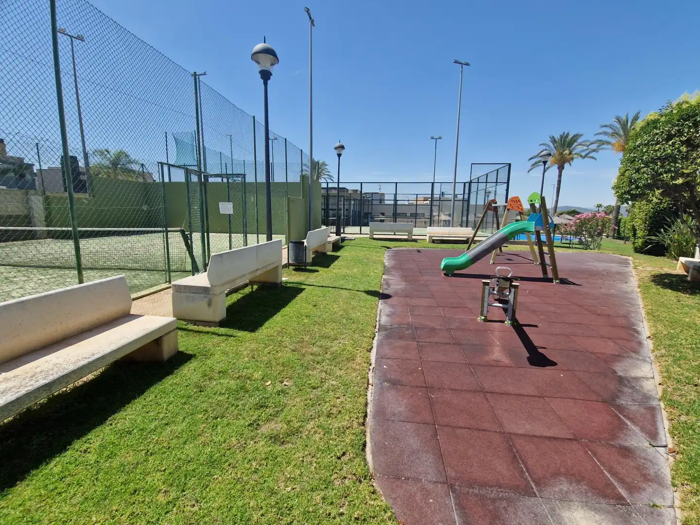 Parkplatz von Einfamilien-Reihenhaus zum Verkauf in La Pobla de Vallbona mit Klimaanlage, Heizung und Privatgarten