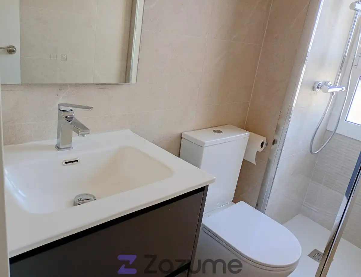 Badezimmer von Wohnung zur Miete in Barcelona mit Klimaanlage, Heizung und Parkett