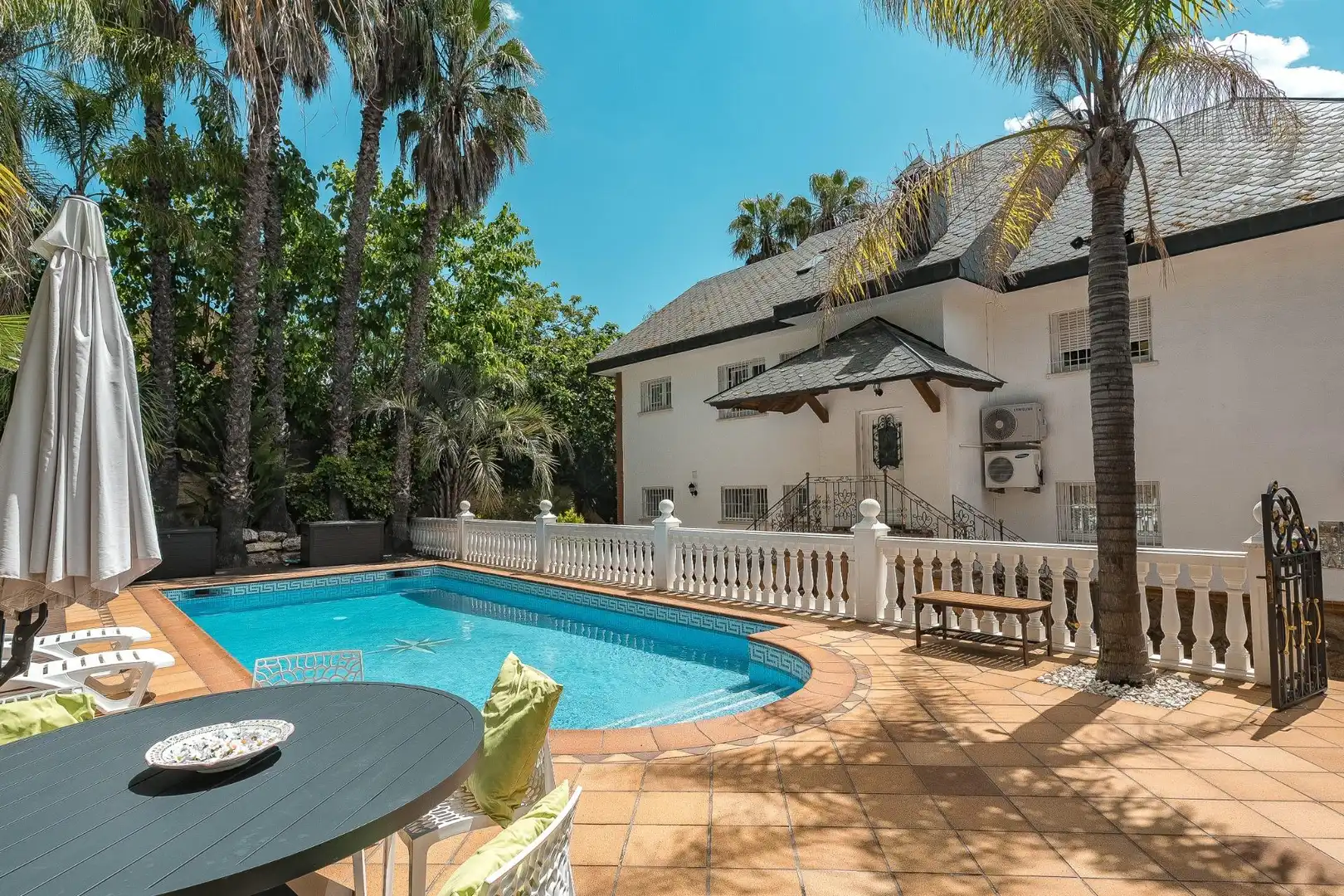 Piscina de Casa o xalet en venda en Pallejà amb Calefacció, Jardí privat i Terrassa