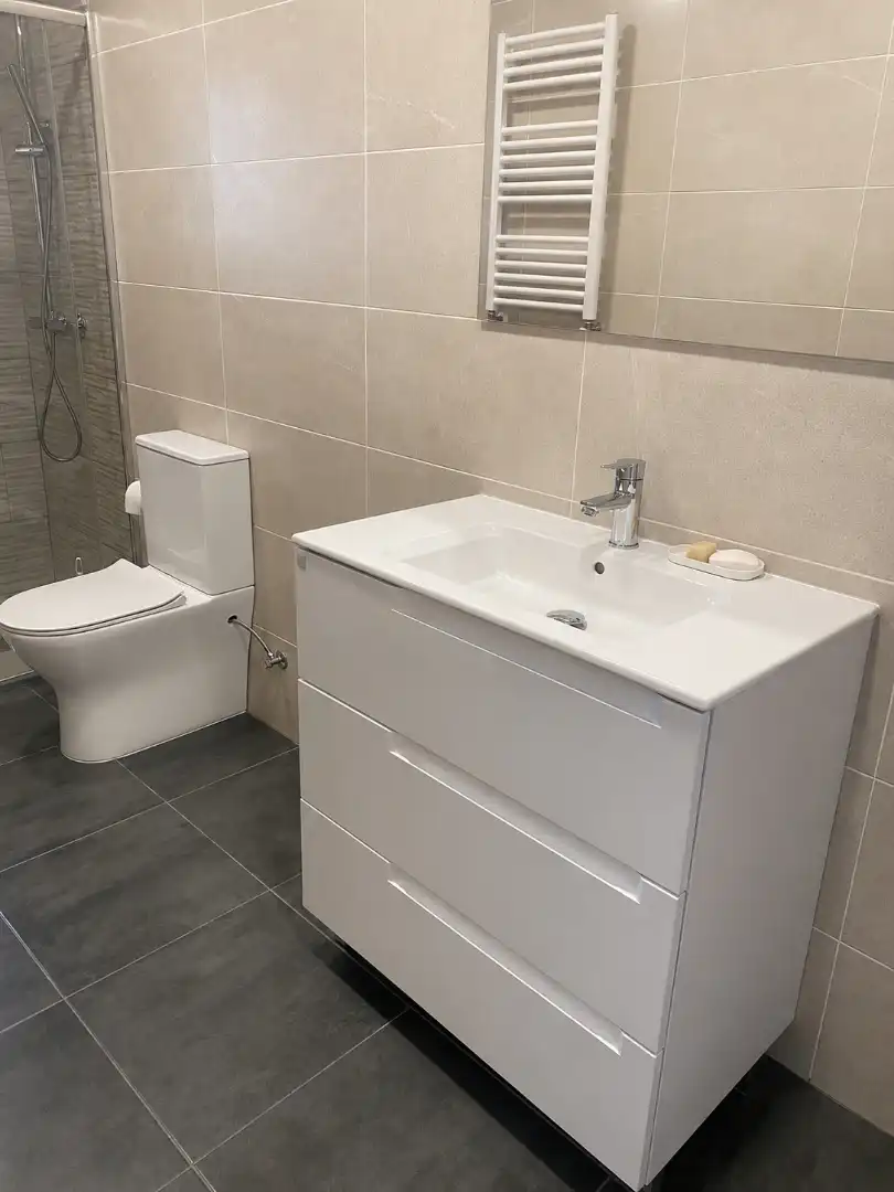 Badezimmer von Wohnung zur Miete in Gijón  mit Heizung, Parkett und Abstellraum