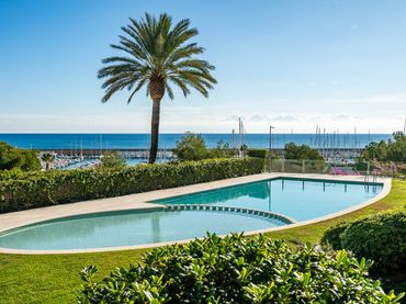 Semi-detached house with pool for sale in Carrer dels Pins 13
