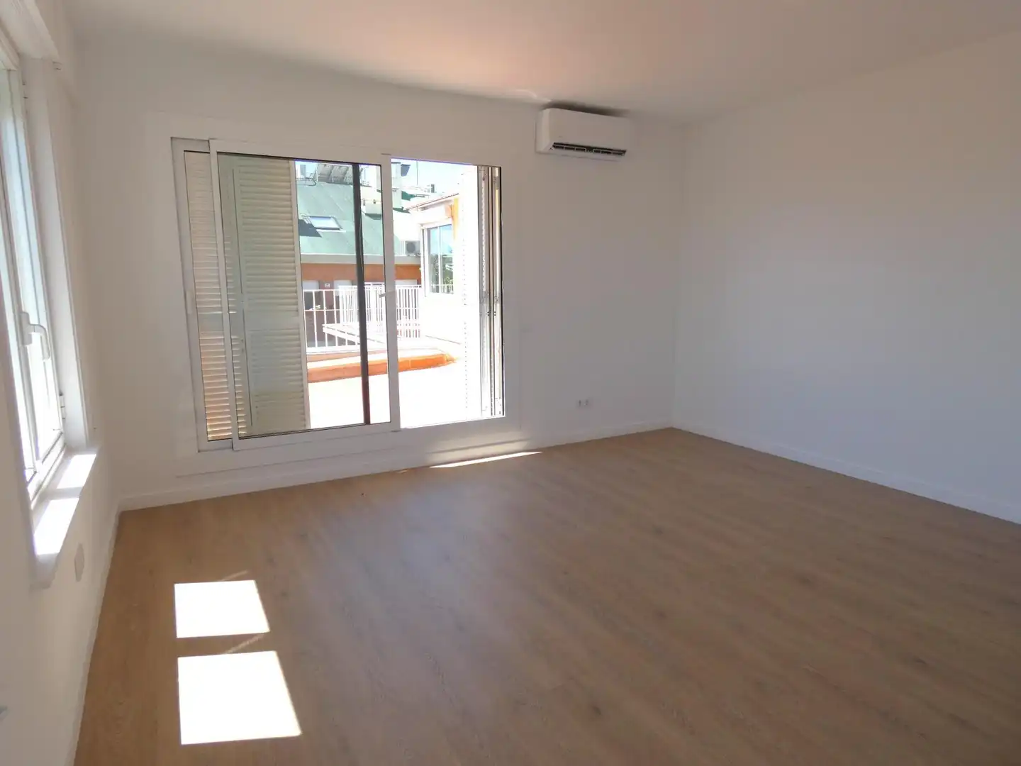 Schlafzimmer von Dachboden zur Miete in Barcelona mit Parkett
