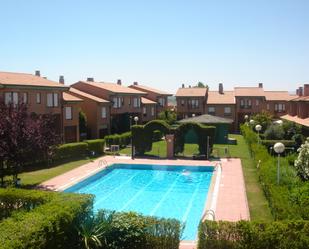 Piscina de Casa adosada en venda en Haro amb Calefacció, Jardí privat i Terrassa