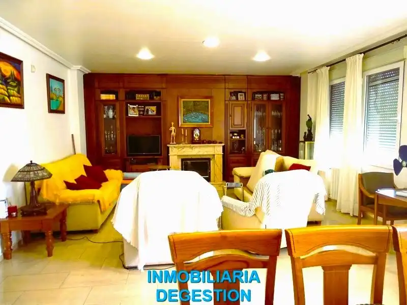 Sala d'estar de Casa o xalet en venda en Linares amb Aire condicionat, Calefacció i Jardí privat