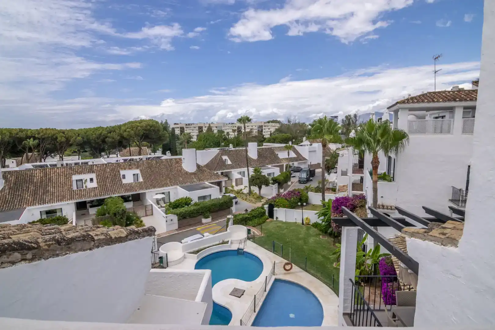 Vista exterior de Dúplex en venda en Marbella amb Aire condicionat, Piscina i Balcó