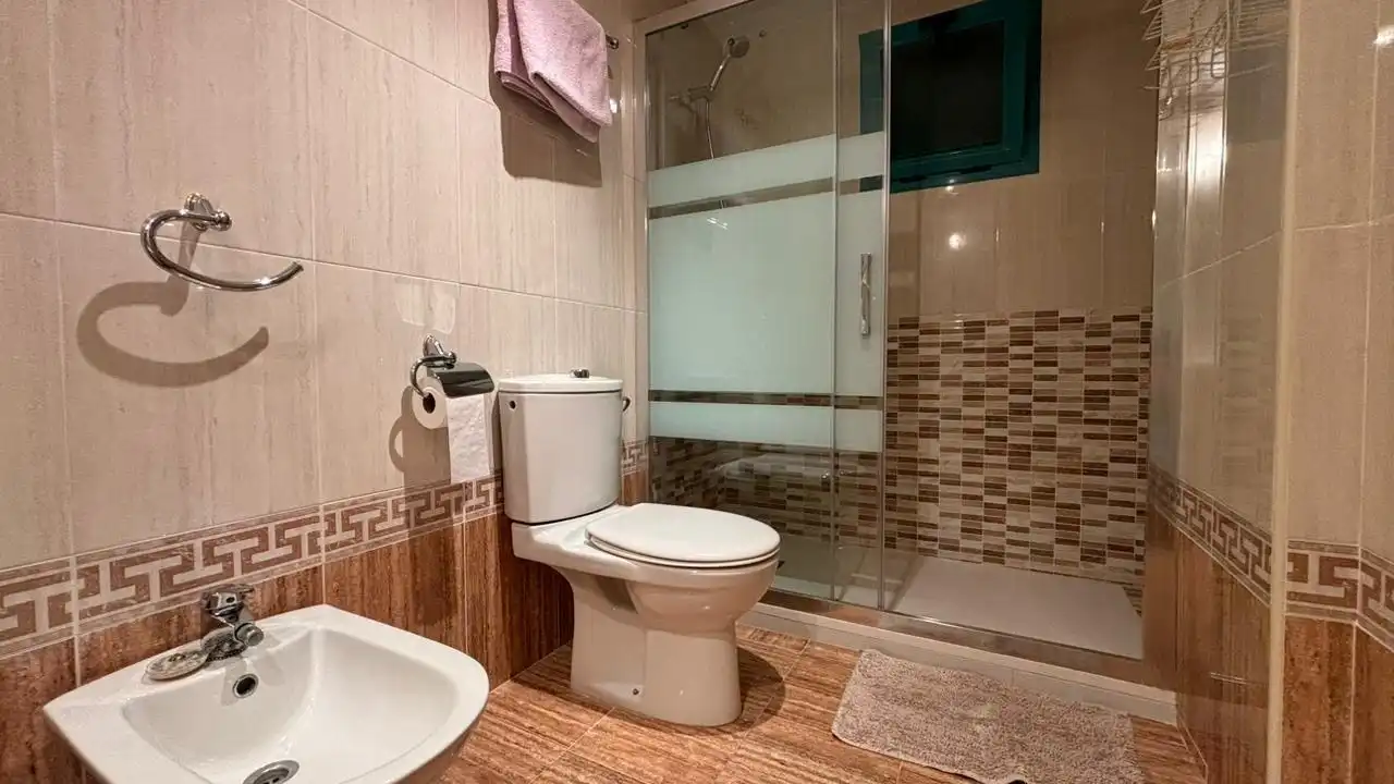 Bany de Apartament de lloguer en Villajoyosa / La Vila Joiosa amb Aire condicionat, Jardí privat i Terrassa