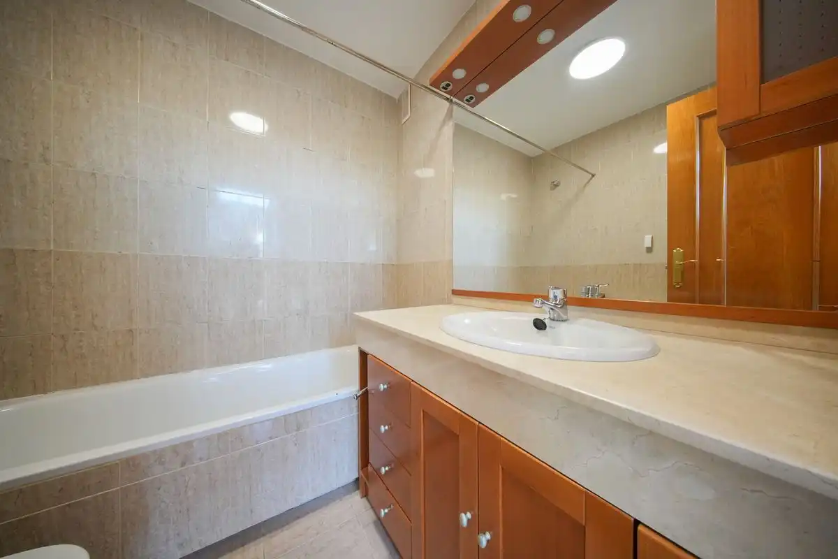 Baño de Casa adosada en venta en Pozuelo de Alarcón con Aire acondicionado, Calefacción y Jardín privado