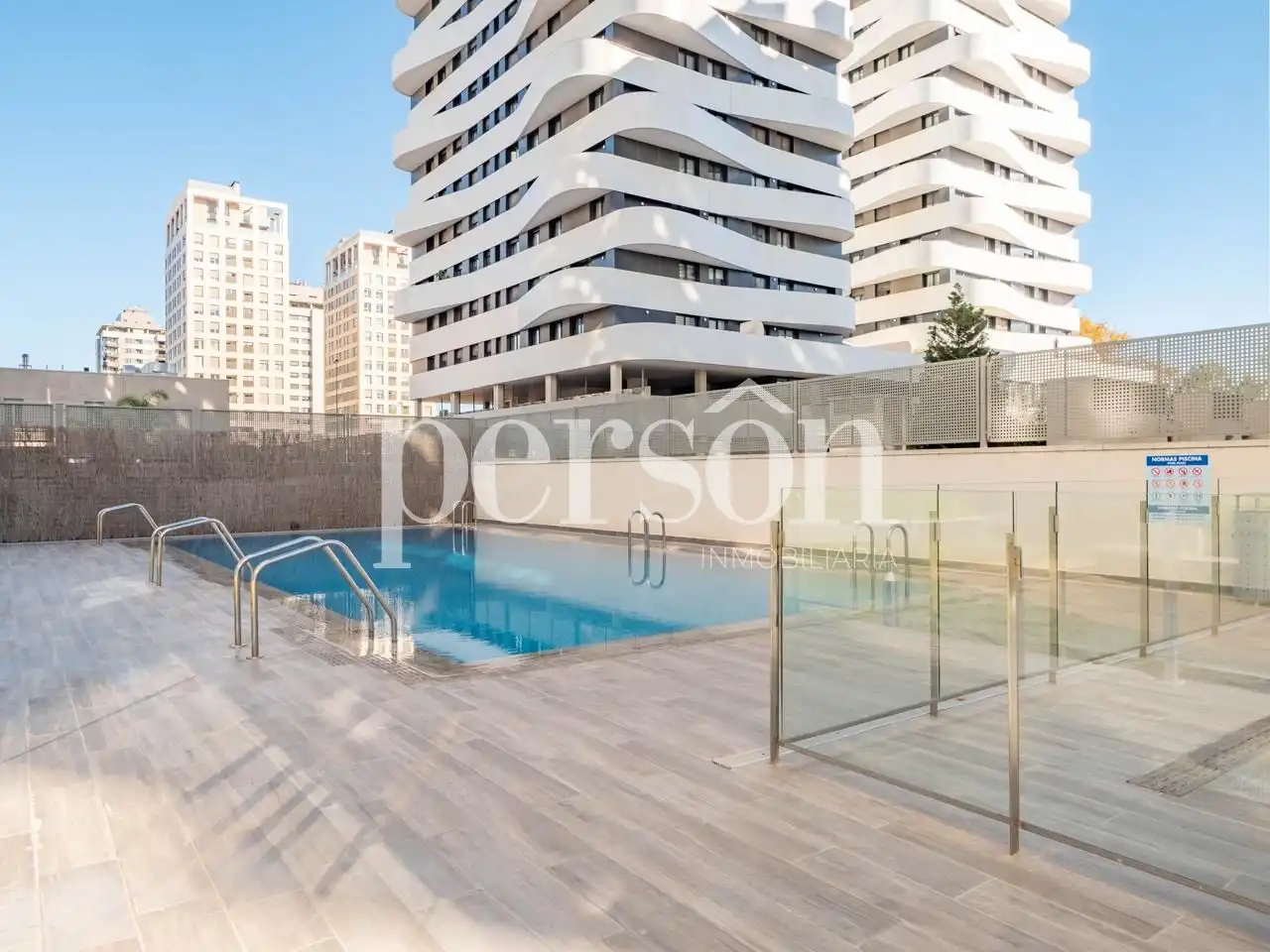 Schwimmbecken von Wohnung zum Verkauf in Valencia mit Klimaanlage, Terrasse und Schwimmbad