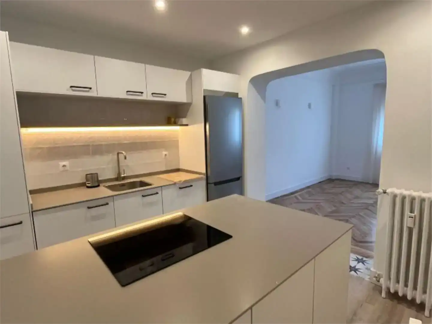 Cuina de Pis de lloguer en Madrid amb Aire condicionat, Parquet i Moblat