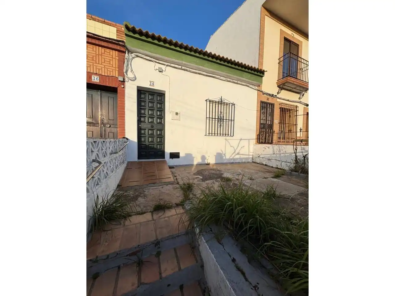 Vista exterior de Casa o xalet en venda en San Bartolomé de la Torre amb Jardí privat