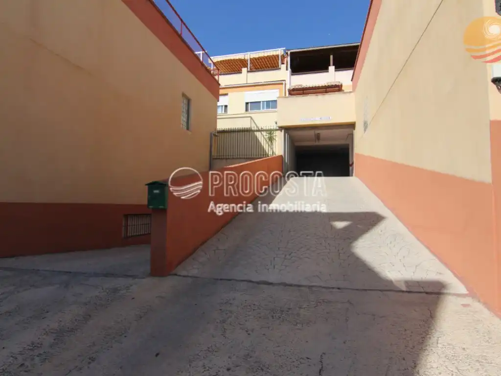 Parking de Casa adosada en venta en Almuñécar con Aire acondicionado, Jardín privado y Terraza