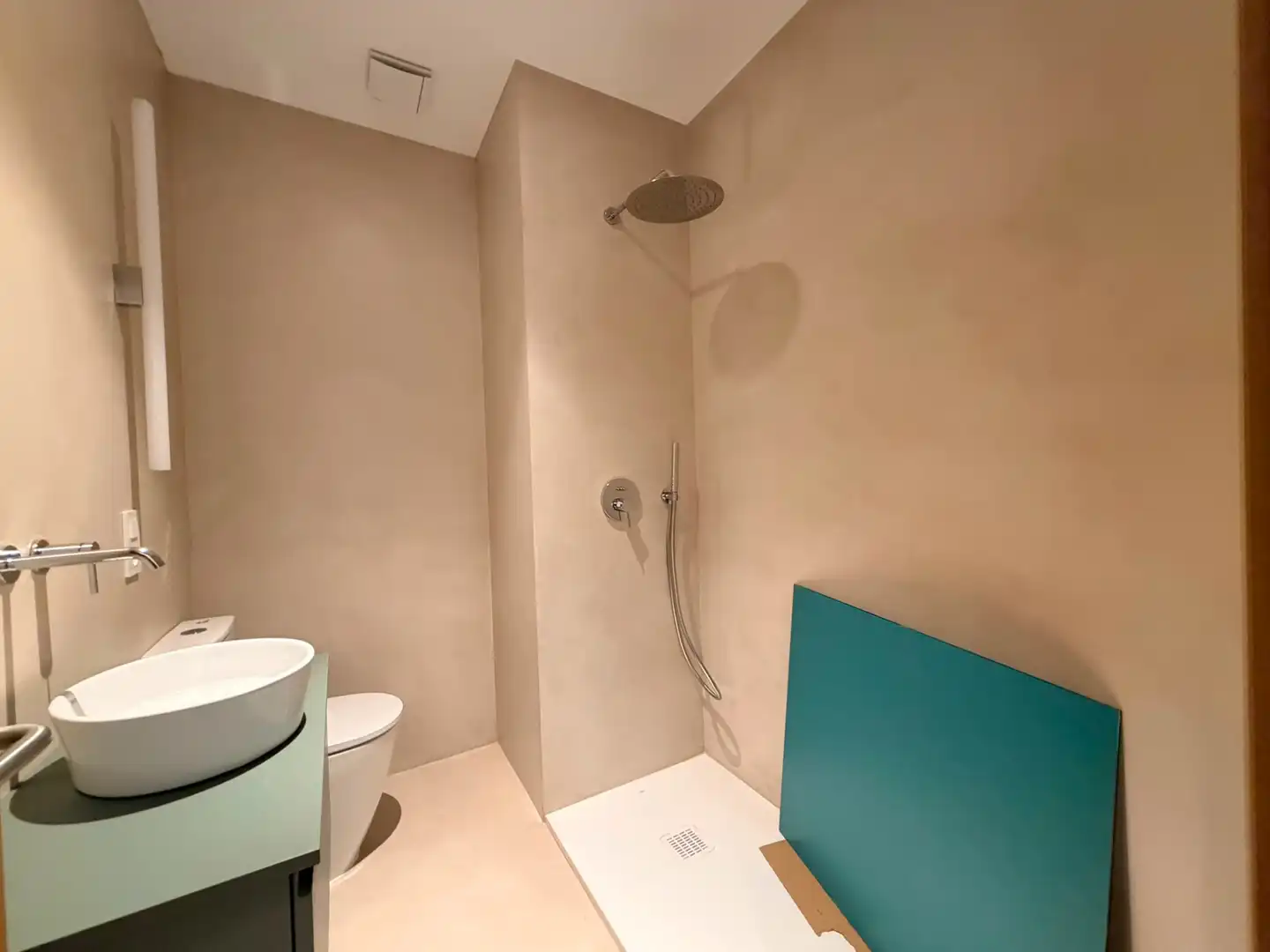 Bathroom of Flat for sale in Madrid  with Air Conditioner, Heating and Balcony