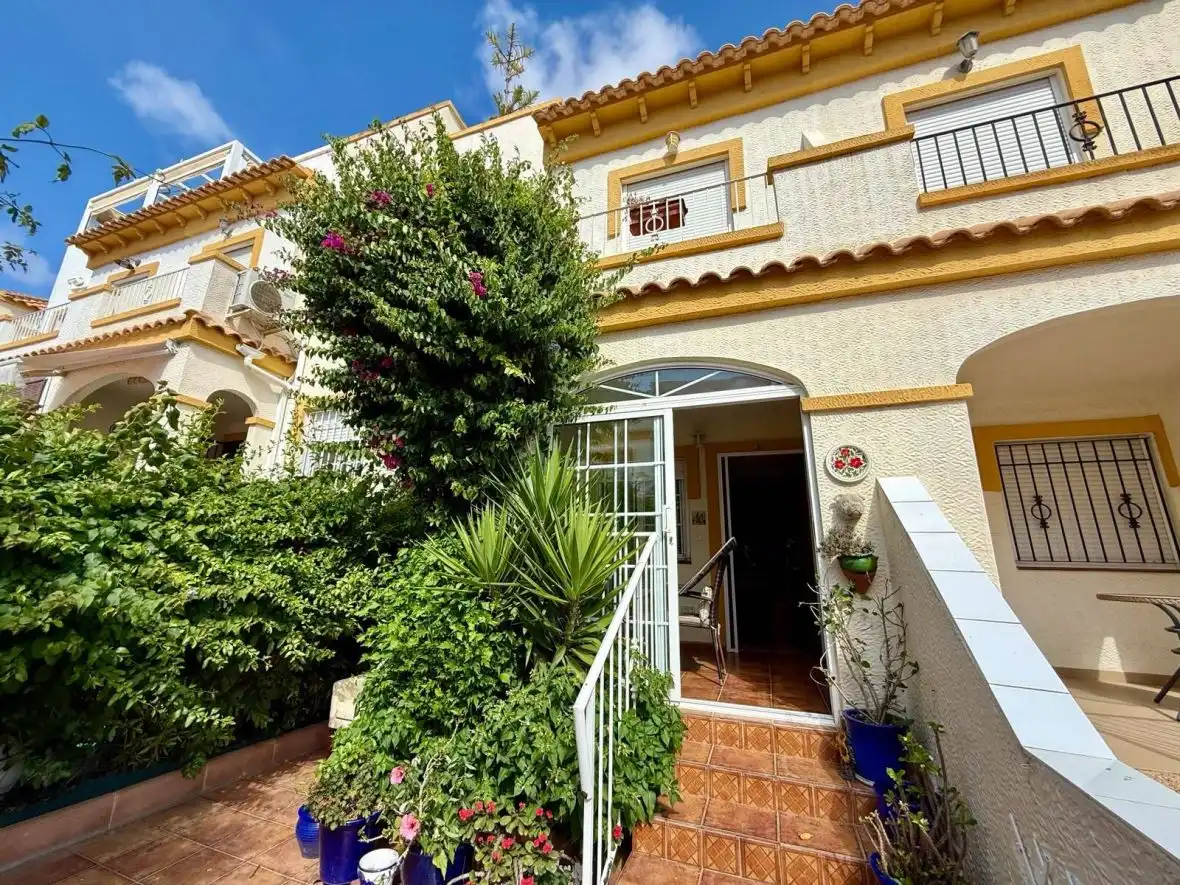 Außenansicht von Wohnungen zum Verkauf in Santa Pola mit Heizung, Terrasse und Schwimmbad
