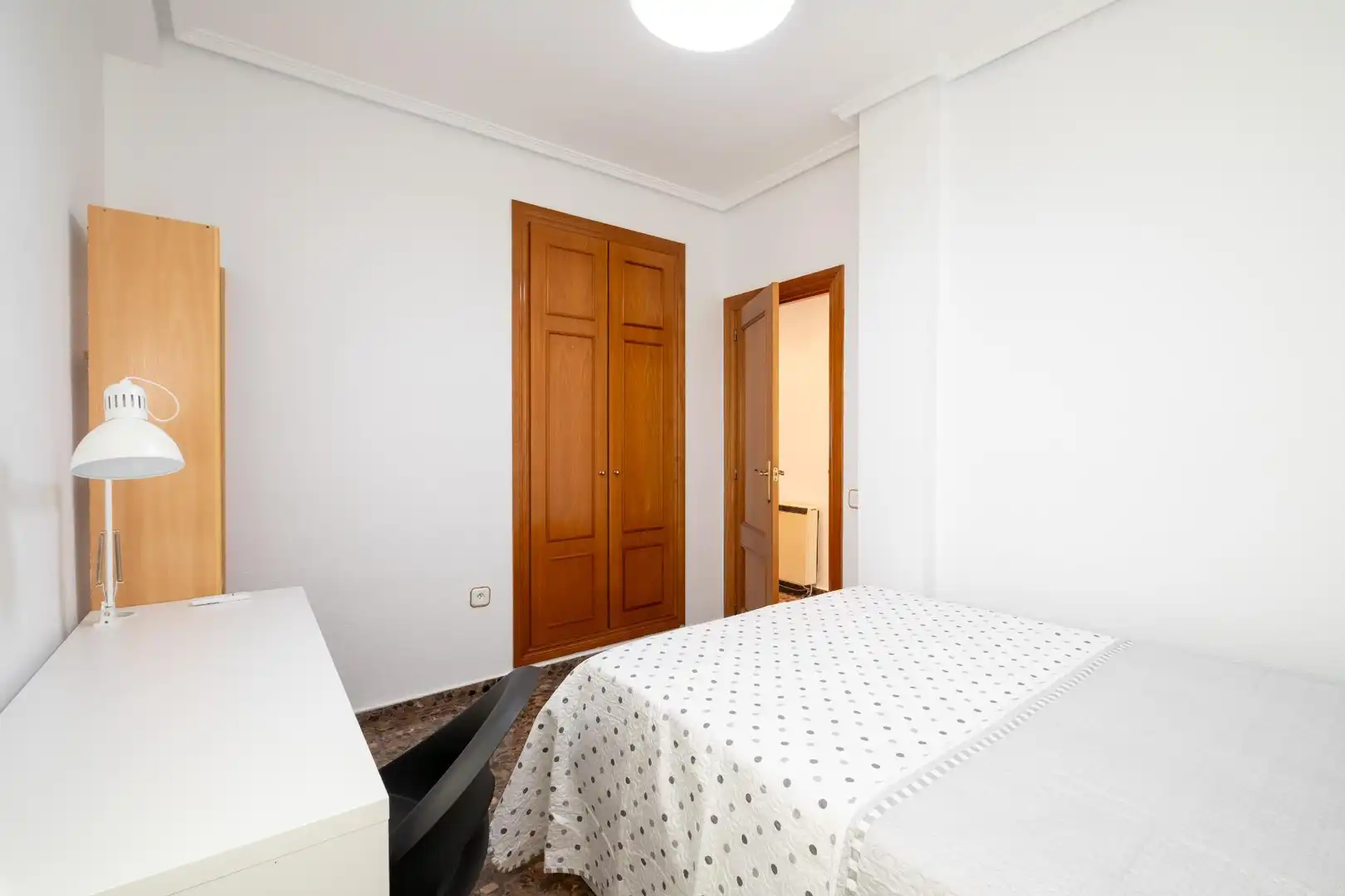 Schlafzimmer von Dachboden zur Miete in Moncada mit Privatgarten, Terrasse und Balkon