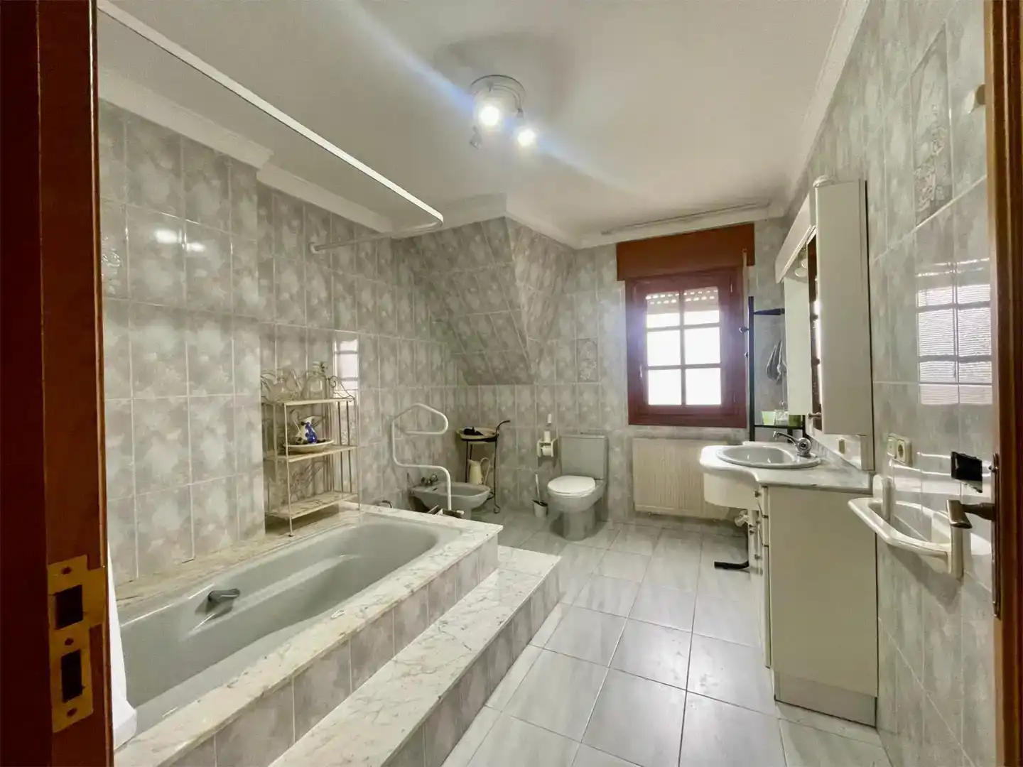 Bany de Casa o xalet en venda en Petín amb Jardí privat, Parquet i Traster