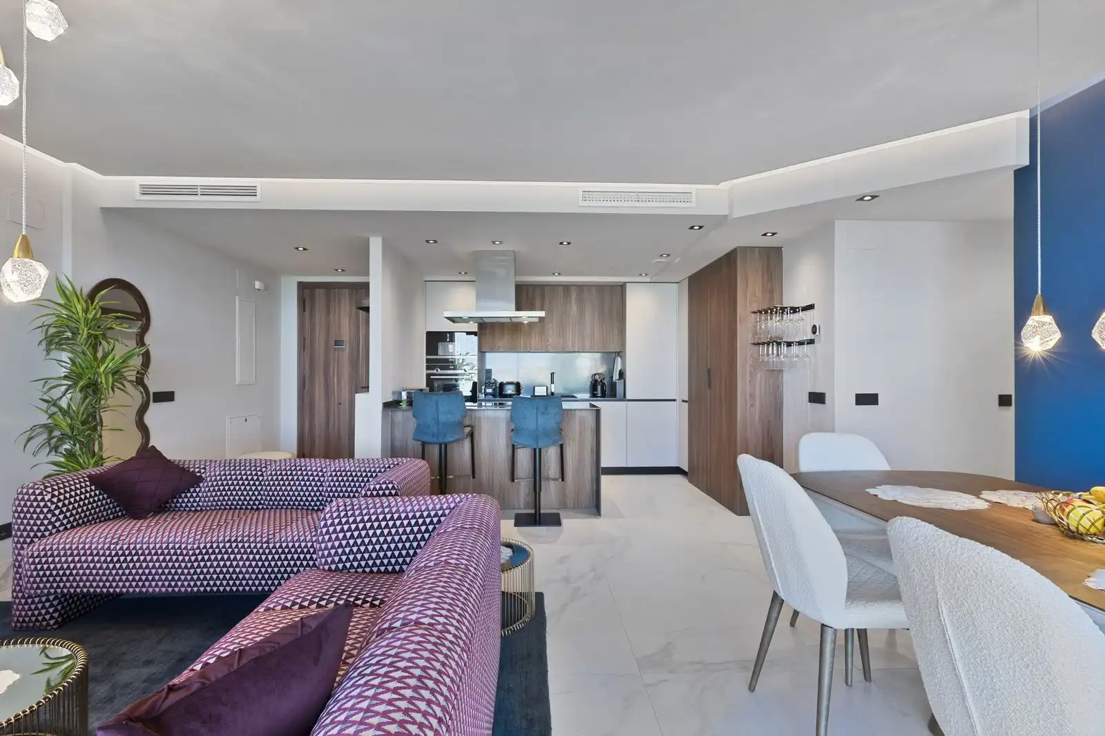 Sala d'estar de Pis de lloguer en Marbella amb Aire condicionat, Terrassa i Moblat
