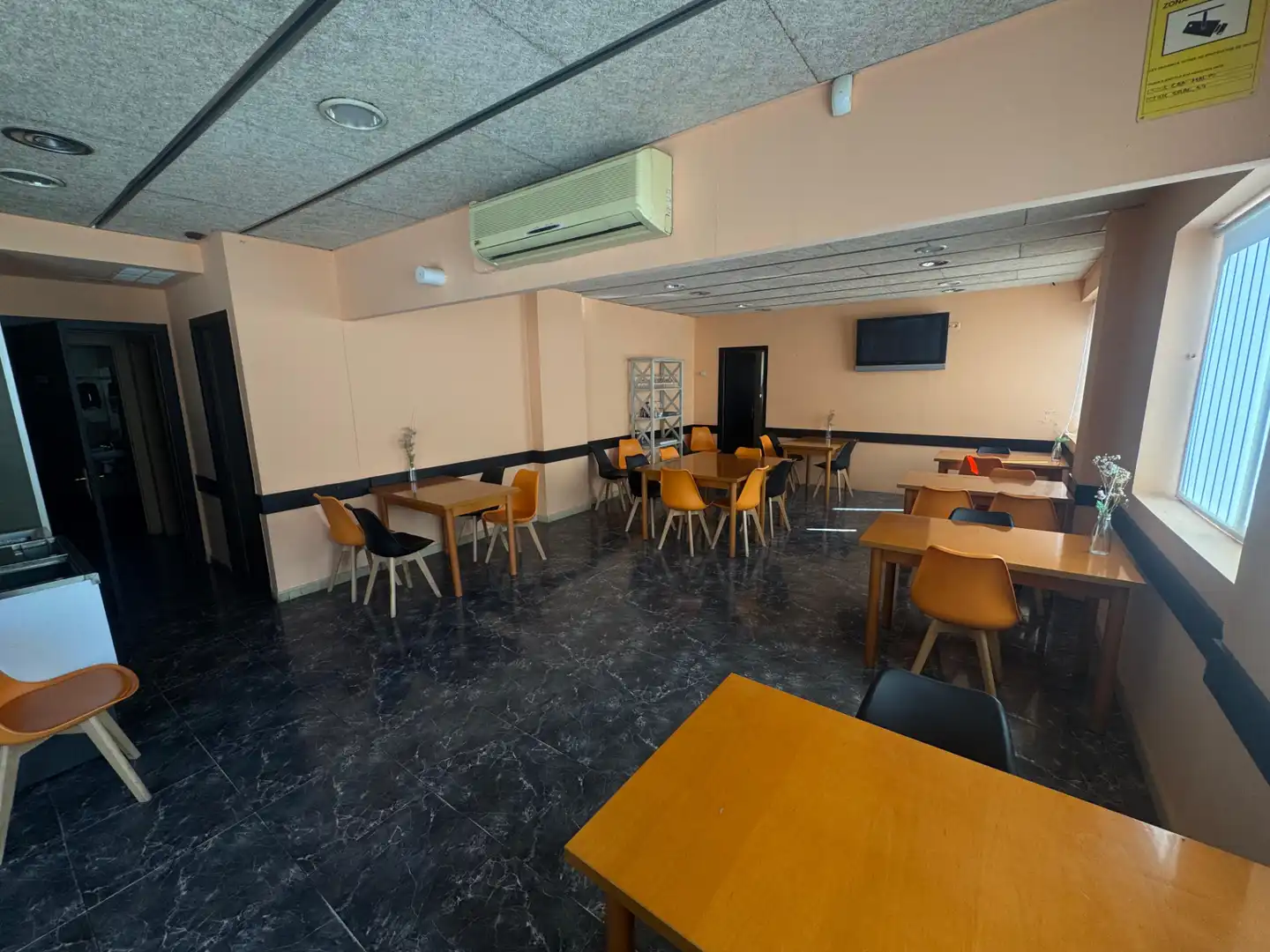 Local de alquiler en Vilanova i la Geltrú con Aire acondicionado, Calefacción y Amueblado