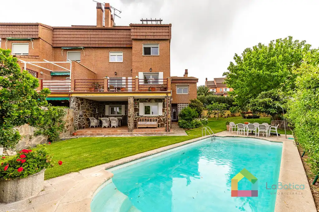 Jardí de Casa adosada en venda en Bargas amb Aire condicionat, Calefacció i Jardí privat