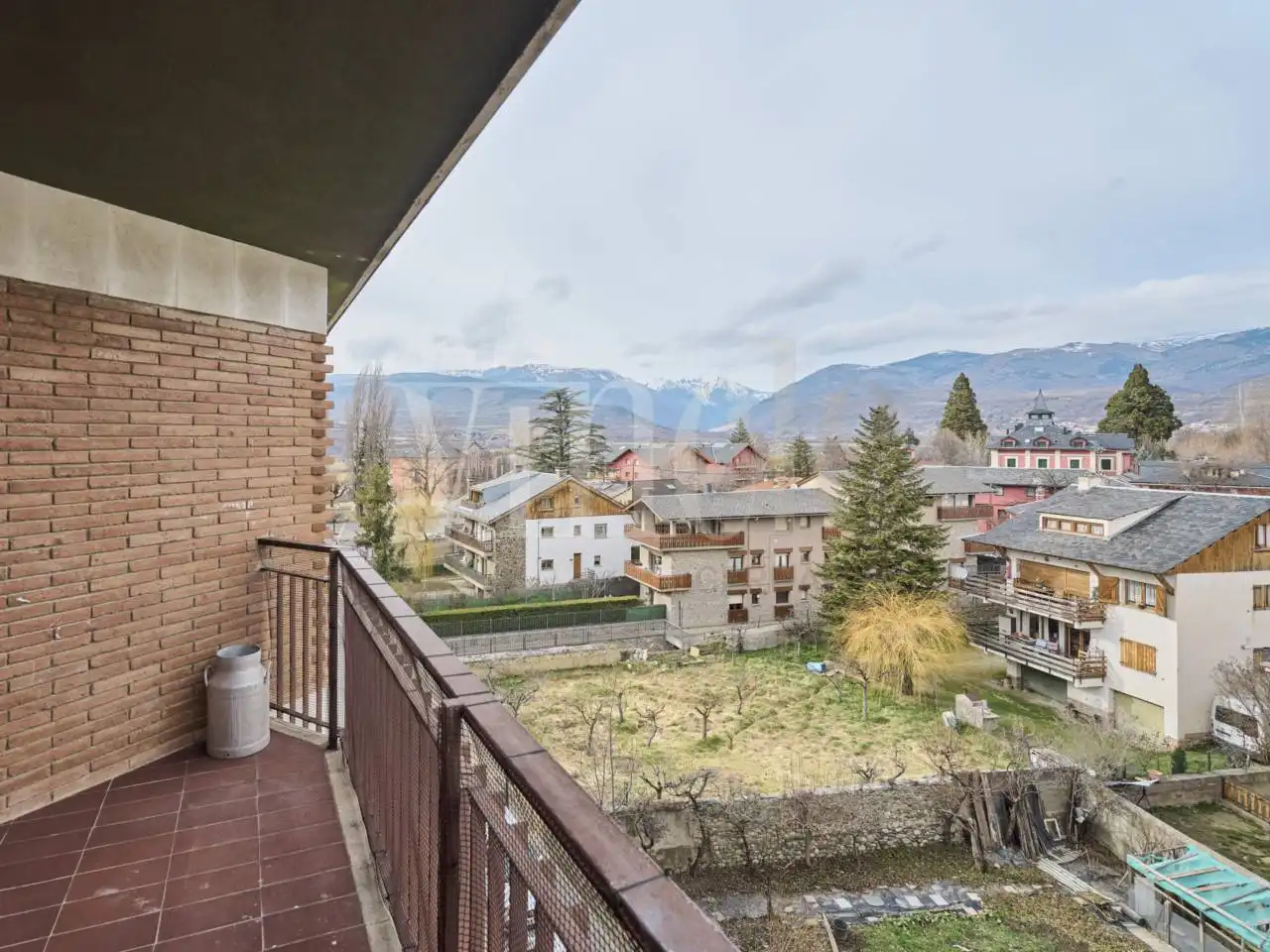 Außenansicht von Maisonette zum Verkauf in Puigcerdà mit Heizung, Parkett und Abstellraum