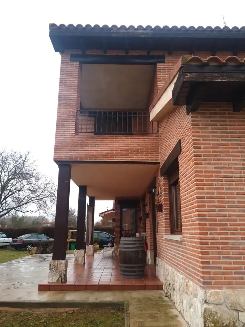 Vista exterior de Casa o xalet en venda en Quintana del Puente amb Calefacció, Jardí privat i Terrassa