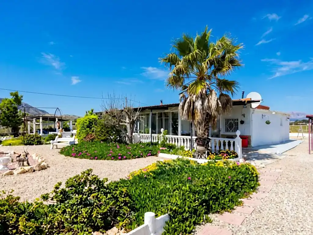 Vista exterior de Finca rústica en venda en Villena amb Piscina