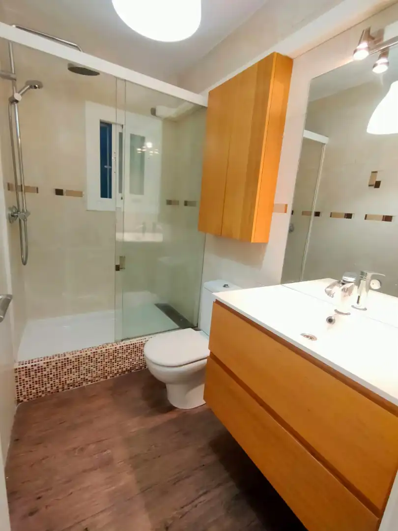 Baño de Piso en venta en Barcelona con Parquet, Trastero y Horno