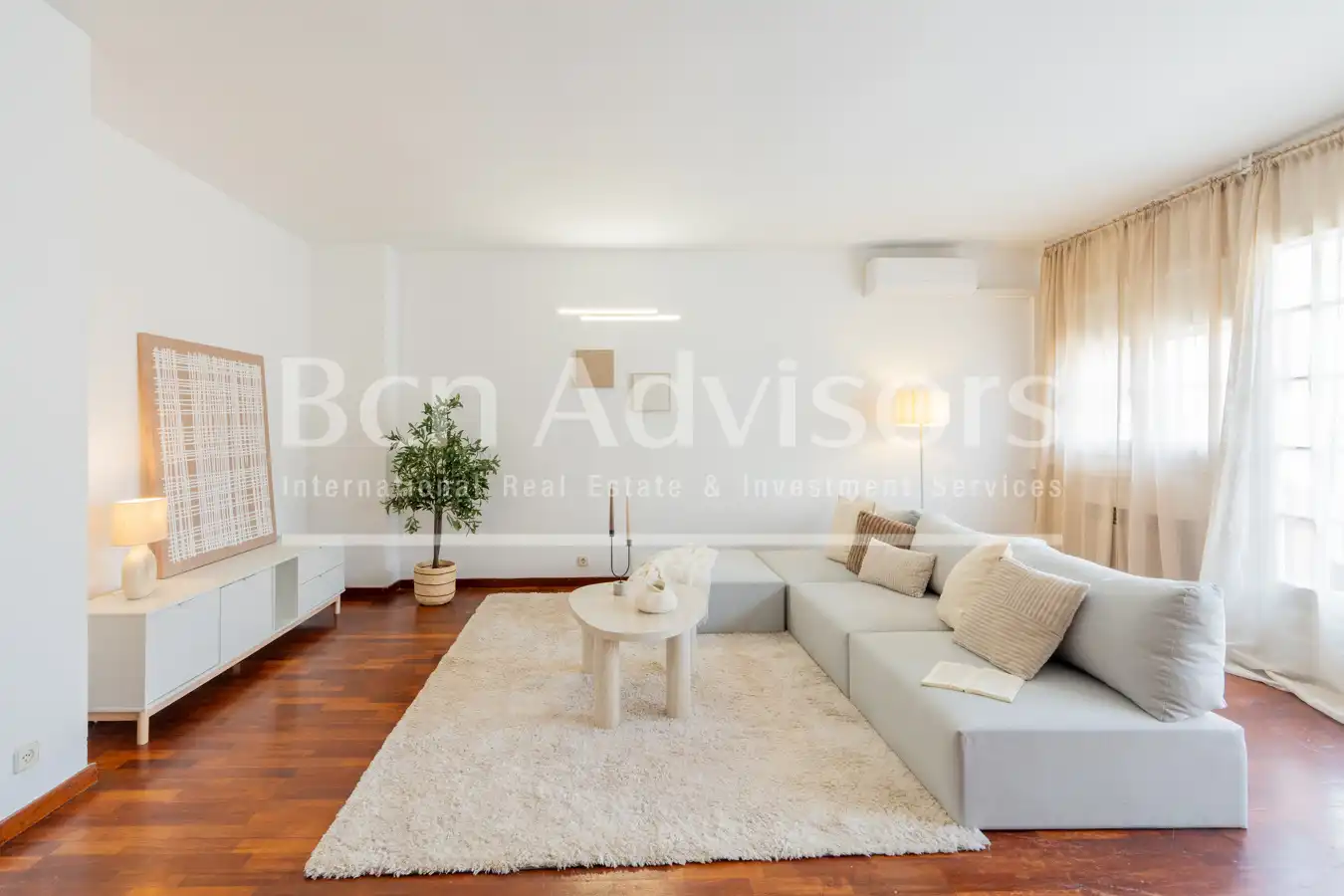 Sala d'estar de Casa adosada en venda en Sant Just Desvern amb Aire condicionat, Calefacció i Parquet