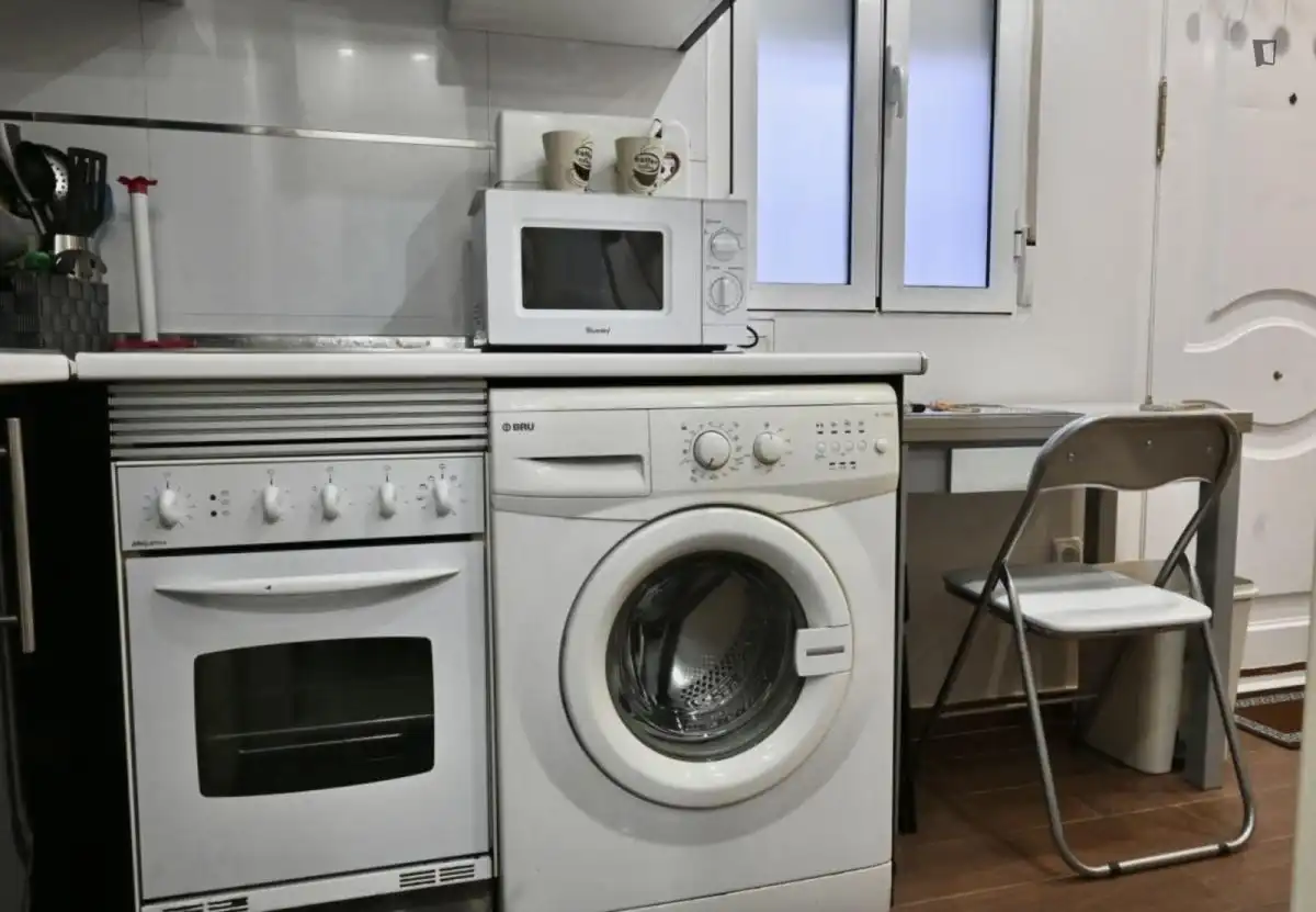 Cuina de Estudi de lloguer en Madrid amb Aire condicionat, Moblat i Forn