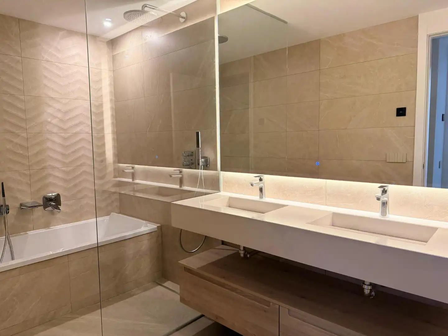 Baño de Apartamento en venta en Marbella con Aire acondicionado, Calefacción y Jardín privado