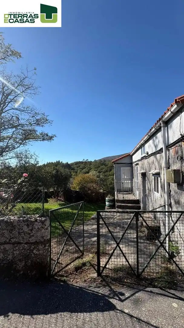 Vista exterior de Casa o xalet en venda en A Lama   amb Jardí privat