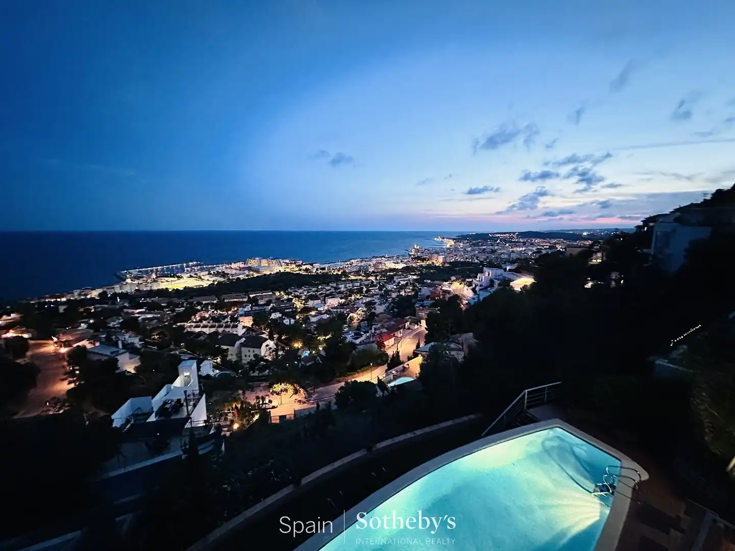 Vista exterior de Casa o xalet en venda en Sitges amb Aire condicionat, Calefacció i Jardí privat