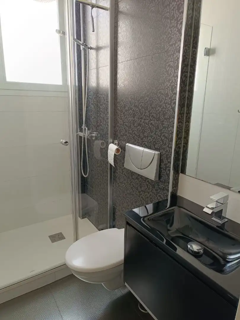 Badezimmer von Wohnung zur Miete in Madrid mit Klimaanlage, Heizung und Parkett