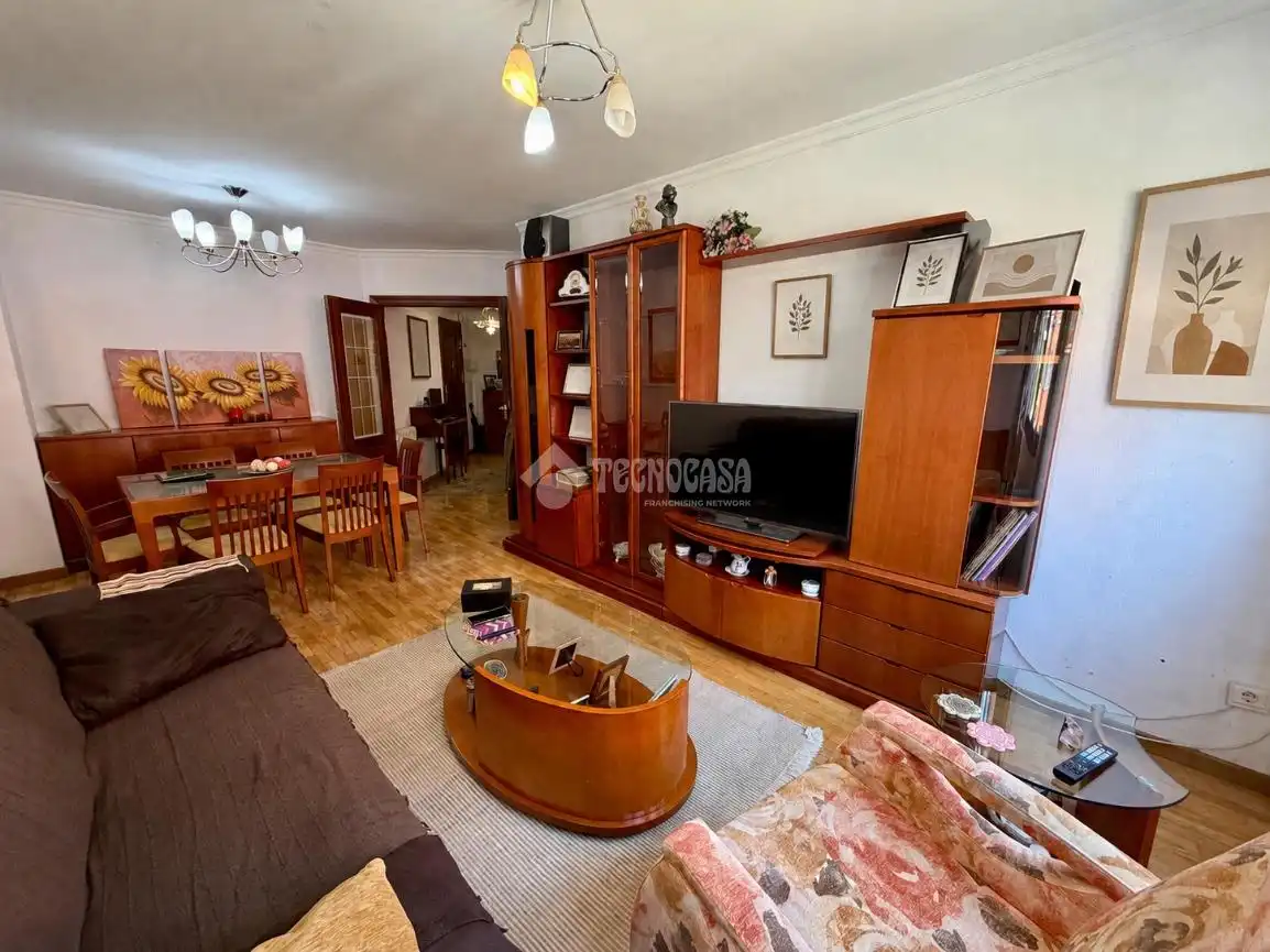 Sala d'estar de Pis en venda en León Capital  amb Calefacció, Parquet i Terrassa