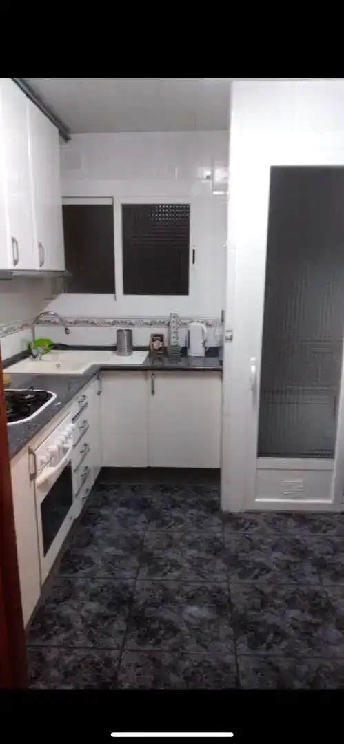 Cocina de Piso para compartir en Esplugues de Llobregat con Jardín privado, Piscina y Amueblado