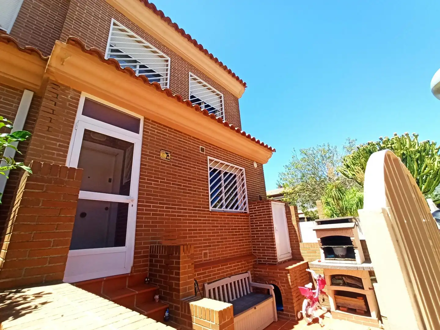 Vista exterior de Casa adosada de alquiler en San Vicente del Raspeig / Sant Vicent del Raspeig con Aire acondicionado, Jardín privado y Trastero