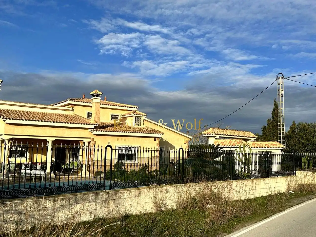 Vista exterior de Casa o xalet en venda en Elche / Elx amb Aire condicionat, Jardí privat i Piscina