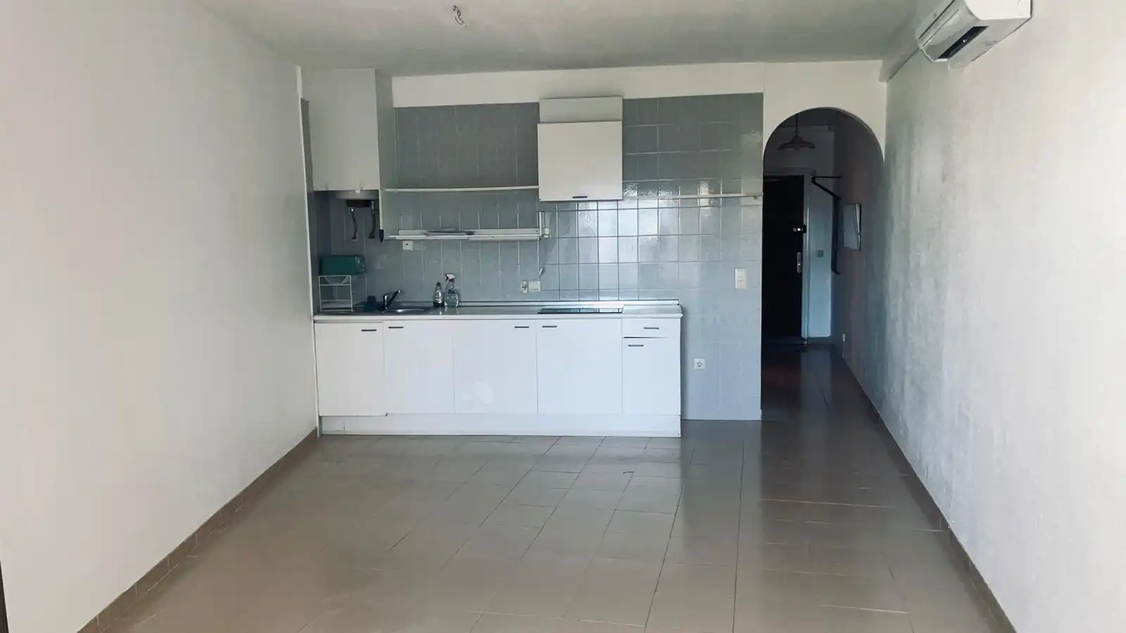 Cuina de Apartament en venda en Empuriabrava amb Aire condicionat, Calefacció i Jardí privat
